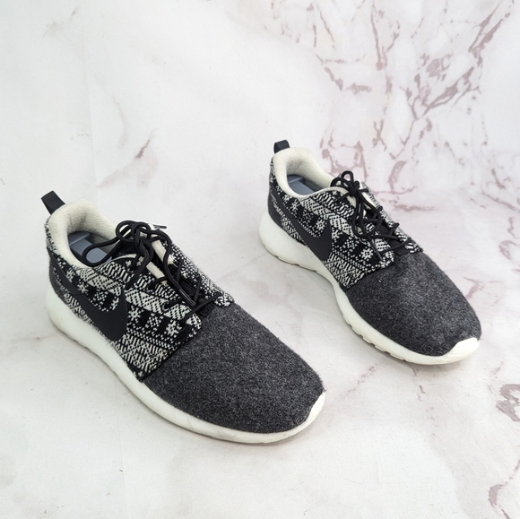 Nike Roshe Run Women 10 Gray Black Tribal Shoe Sneaker Felted Wool 685286-001 - Picture 2 of 12